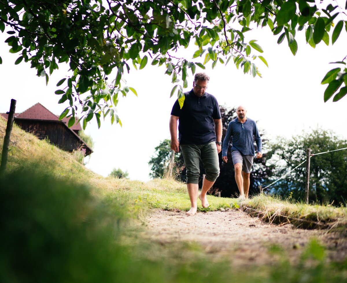 Männer am Weg | © Urlaub am Bauernhof Kärnten/ Daniel Gollner Männer gehen barfuß am Weg | © Urlaub am Bauernhof Kärnten/ Daniel Gollner