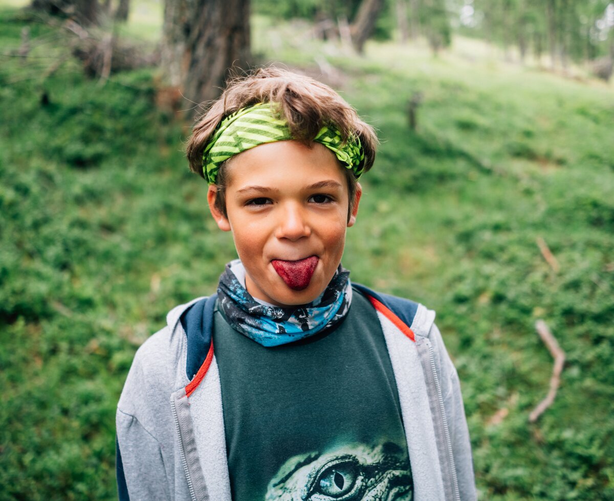 Bub streckt die Zunge heraus | © Urlaub am Bauernhof Kärnten/ Daniel Gollner Bub streckt die verfärbte Zunge heraus | © Urlaub am Bauernhof Kärnten/ Daniel Gollner