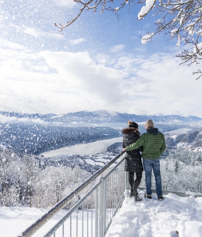 Paar steht am Balkon mit Blick auf den Millstätter See im Winter | © Gert Perauer / Millstätter See Tourismus GmbH
