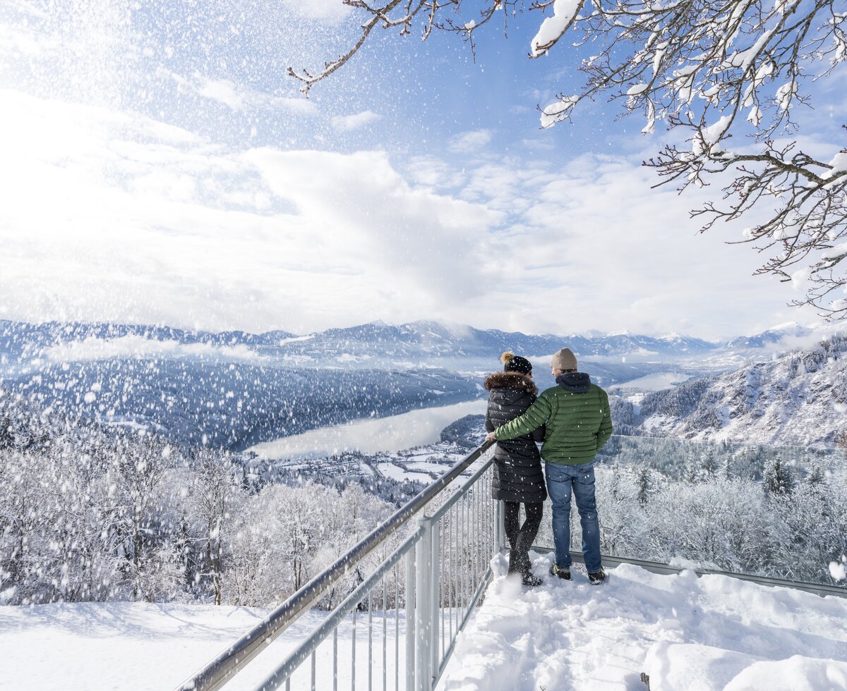 Zeit zu Zweit im Winter am Millstätter See | © Gert Perauer / Millstätter See Tourismus GmbH Paar steht am Balkon mit Blick auf den Millstätter See im Winter | © Gert Perauer / Millstätter See Tourismus GmbH