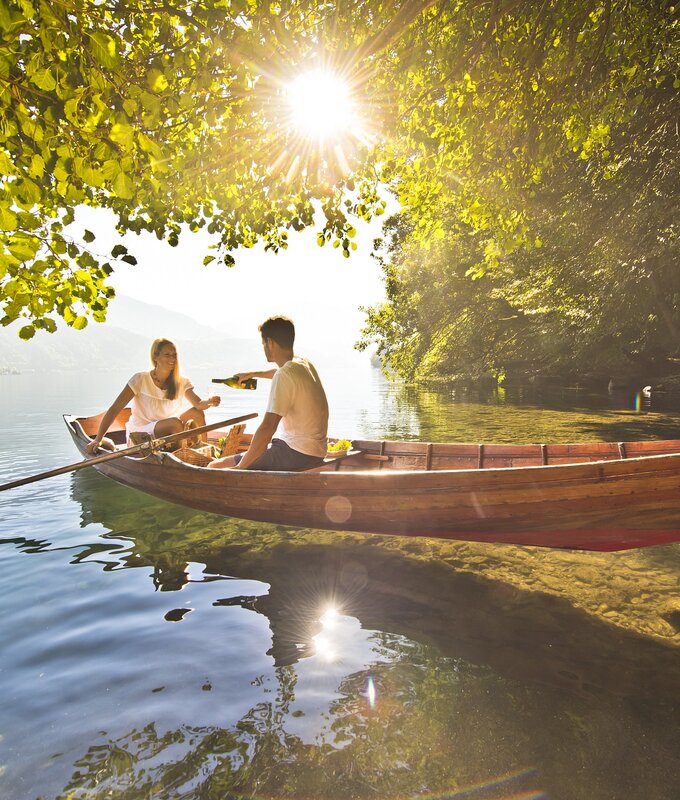 Paar sitzt im Boot am See und picknickt | © Franz Gerdl / Millstättersee Tourismus GmbH