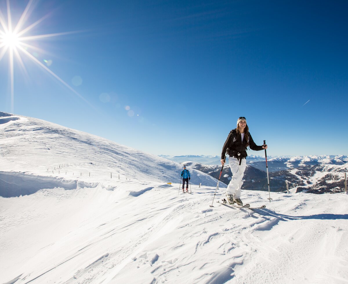 Skitourengehen in den Kärntner Nockbergen | © Tine Steinthaler / Region Nockberge GmbH Zwei Skitourengeher in den Nockbergen | © Tine Steinthaler / Region Nockberge GmbH