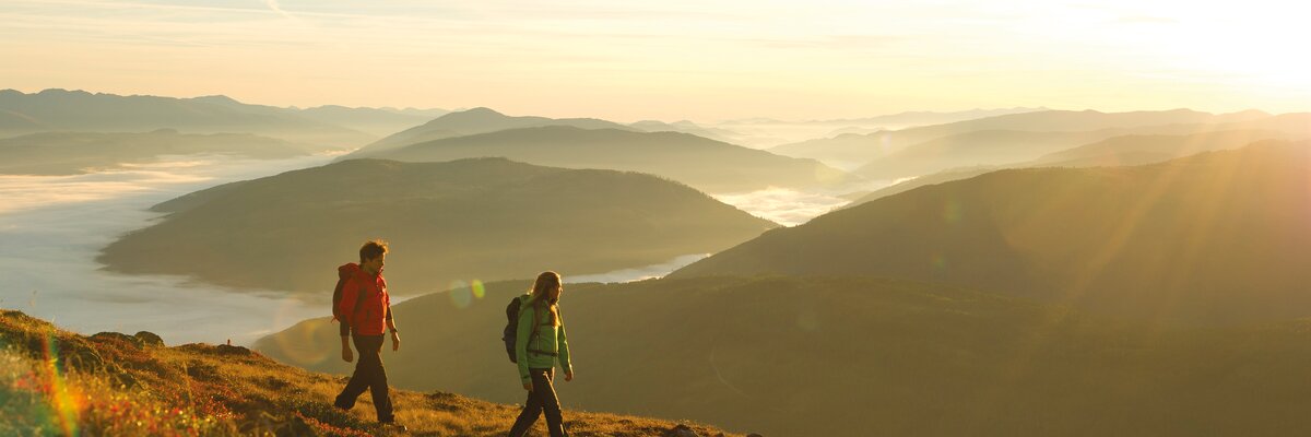 Zwei Wanderer zum Sonnenaufgang am Aineck | © Franz Gerdl / Tourismusregion Katschberg Lieser-Maltatal