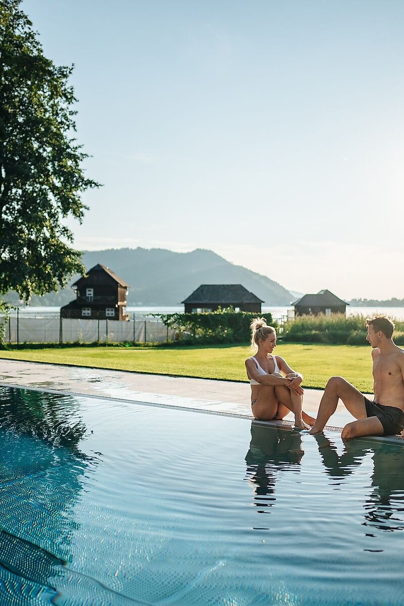 Badehaus Klopeinersee am Pool im Herbst | © Tourismusregion Klopeiner See - Südkärnten GmbH / Martin Hofmann