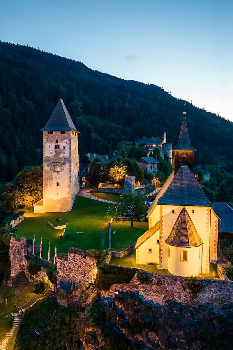 Petersberg beleuchtet in der Nacht | © Michael Stabentheiner / Kärnten Werbung