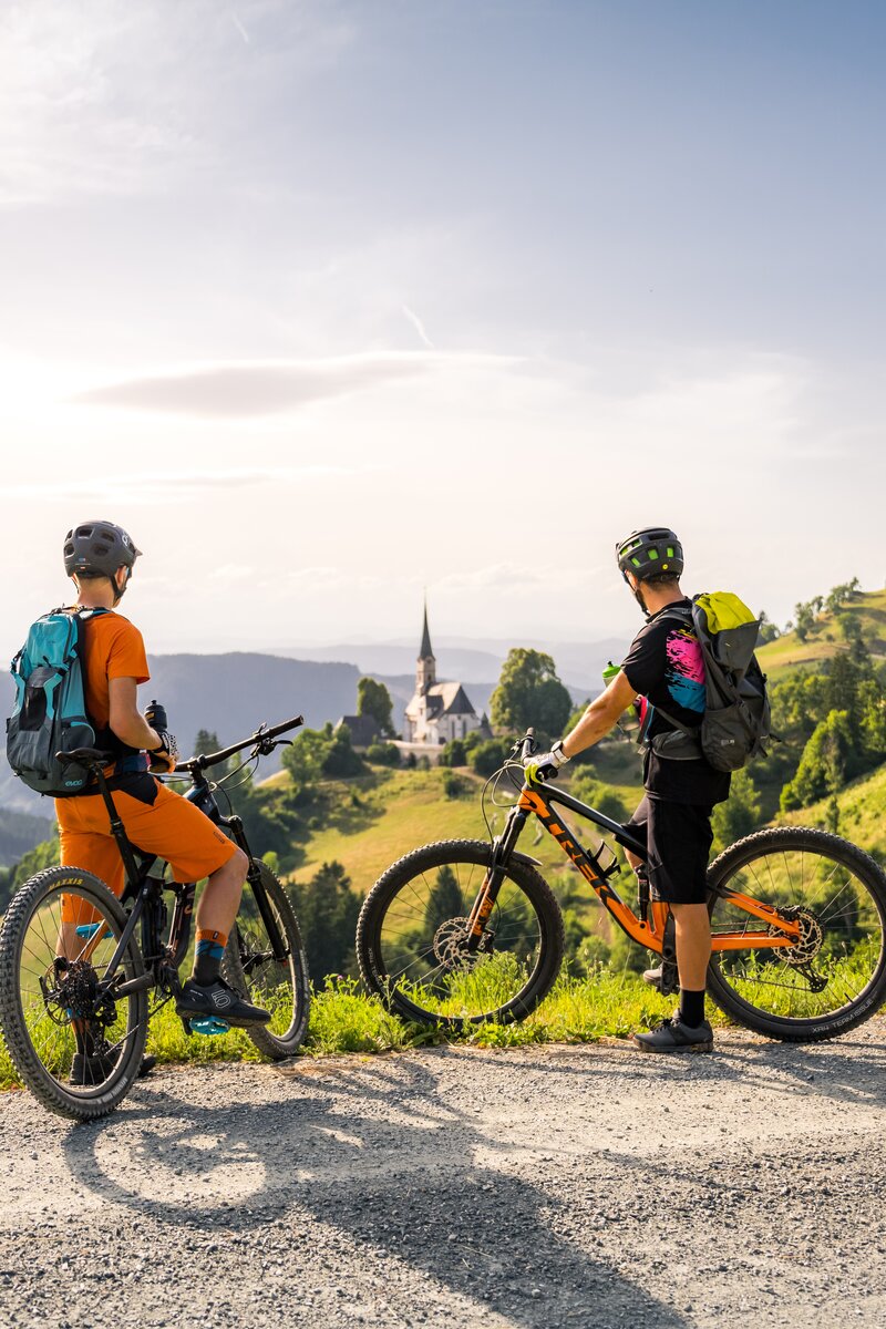 Mountainbiken auf der Saualpe mit Blick auf eine Kirche | © Michael Stabentheiner/ Tourismusregion Mittelkärnten