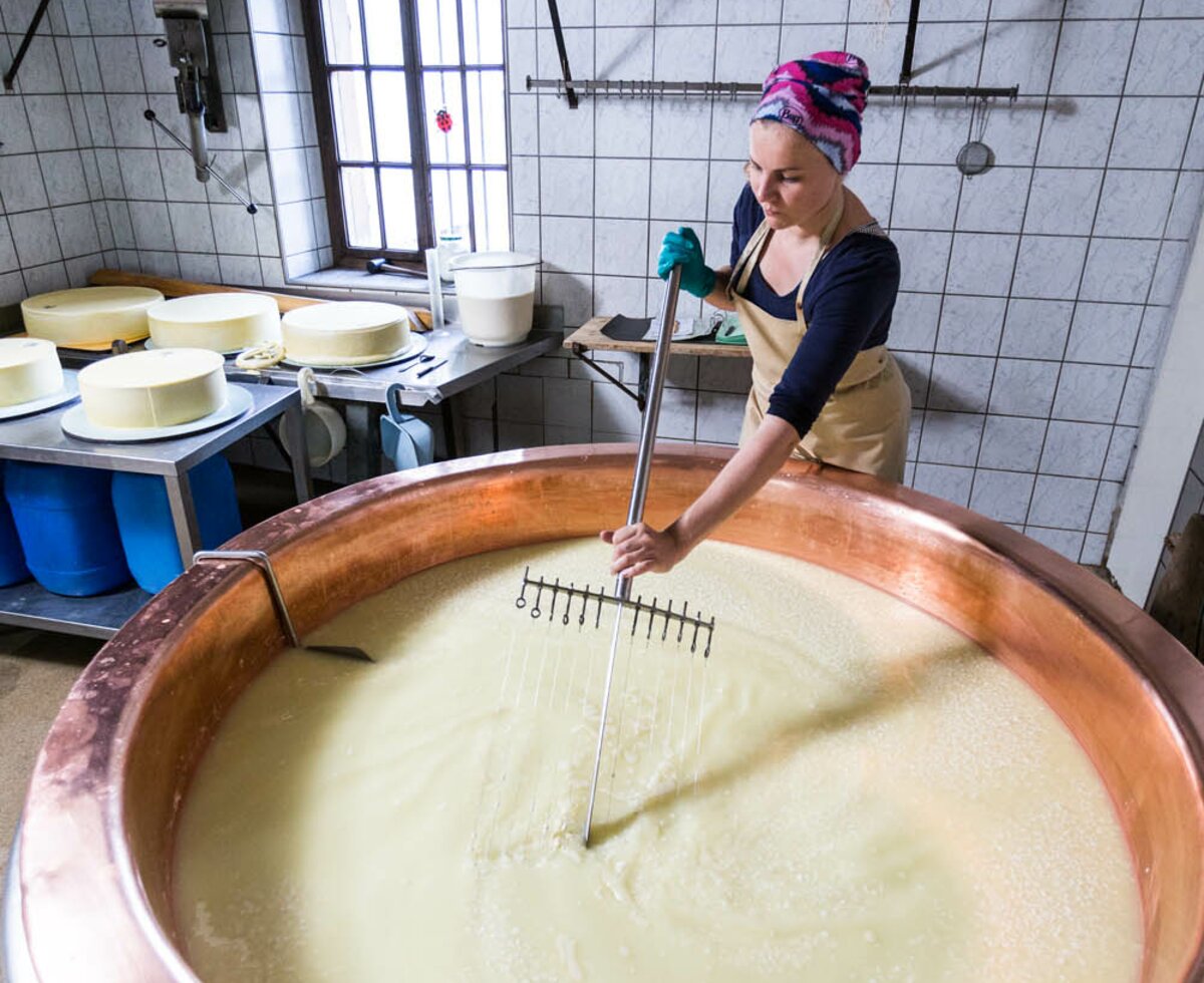 Beim Käsen | © Wolfgang Hummer / Kärnten Werbung GmbH Frau beim Bearbeiten der Milch zum Käsen | © Wolfgang Hummer / Kärnten Werbung GmbH