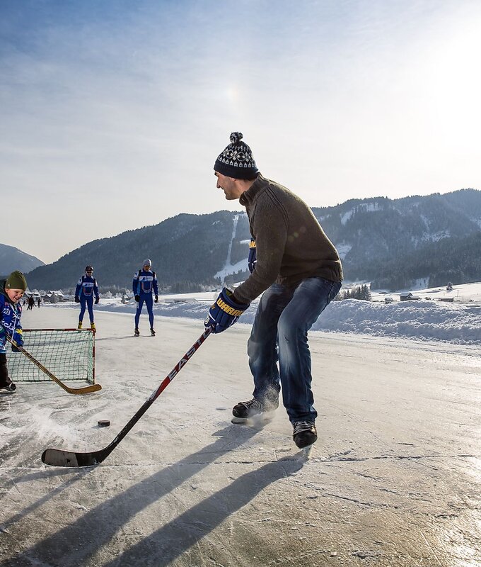 Eishockey spielen am Weißenesee | © Tine Steinthaler / Kärnten Werbung