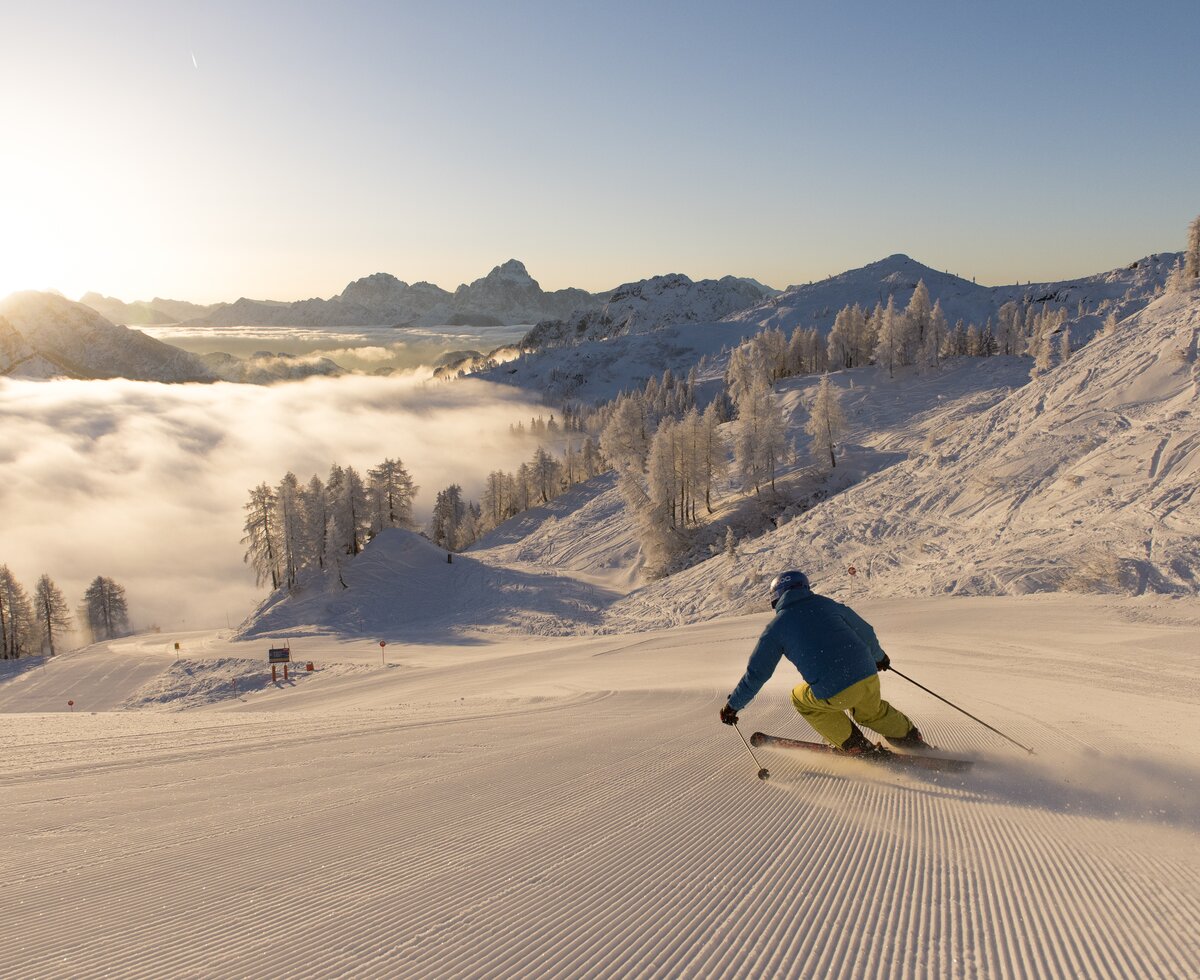 Skifahren am Nassfeld | © Franz Gerdl / Kärnten Werbung GmbH Skifahrer zum Sonnenaufgang im Skigebiet Nassfeld | © Franz Gerdl / Kärnten Werbung GmbH