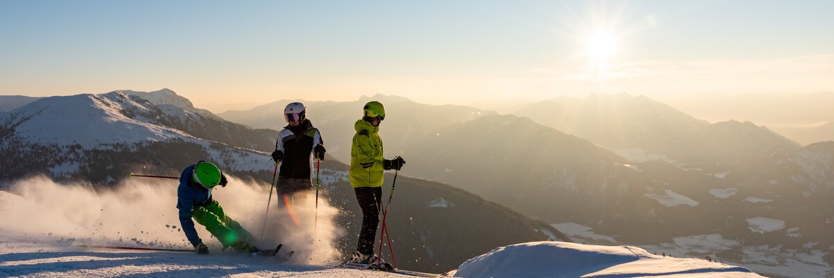 Skifahrer blicken während des Sonnenuntergangs ins Drautal | © Franz Gerdl / Nationalpark Hohe Tauern