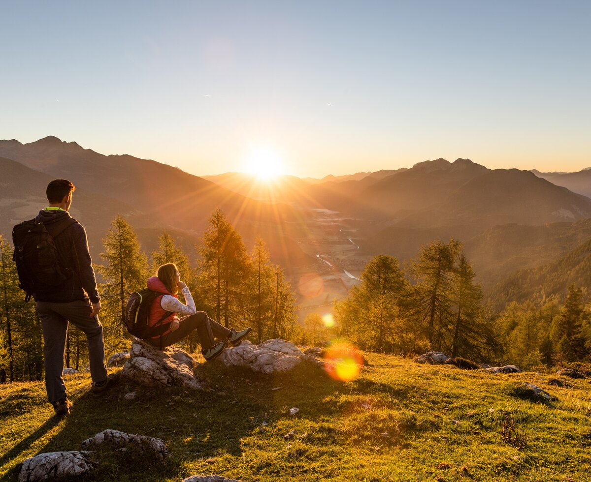 Blick vom Hochstadelhaus ins Drautal | © Franz Gerdl / Nationalpark Hohe Tauern Zwei Wanderer blicken zum Sonnenaufgang vom Hochstadelhaus ins Drautal | © Franz Gerdl / Nationalpark Hohe Tauern