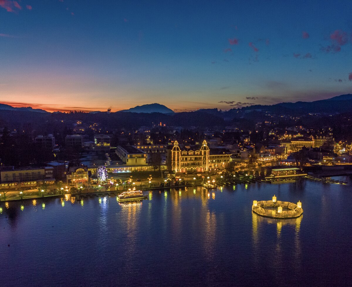 Advent in Velden am Wörthersee | © Gert Steinthaler / Wörtersee Tourismus GmbH Blick auf Velden zur Adventszeit am Wörthersee | © Gert Steinthaler / Wörtersee Tourismus GmbH