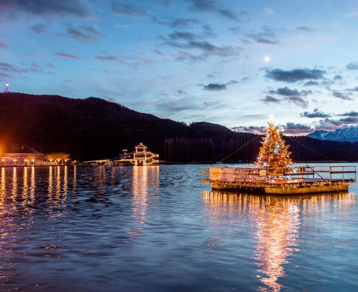 Stiller Advent am Wörthersee | © Daniel Waschnig / Wörthersee Tourismus GmbH Blick auf übergroßen Adventskranz am See zur Dämmerung | © Daniel Waschnig / Wörthersee Tourismus GmbH