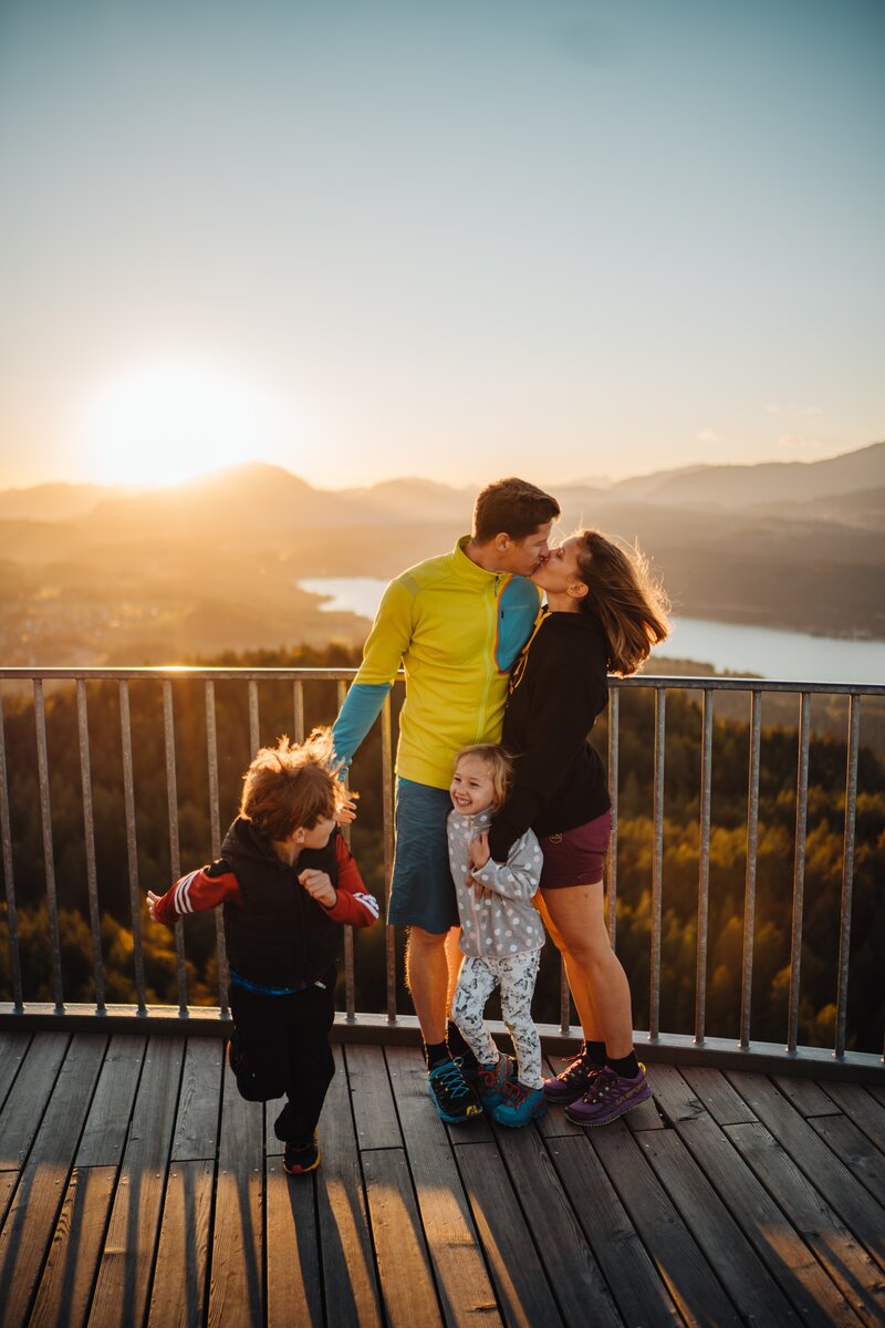 Familie steht am Sonnenuntergang am Pyramidenkogel | © Martin Hofmann / Wörthersee Tourismus GmbH
