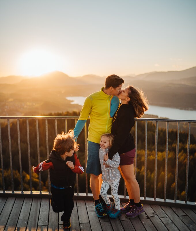 Familie steht am Sonnenuntergang am Pyramidenkogel | © Martin Hofmann / Wörthersee Tourismus GmbH