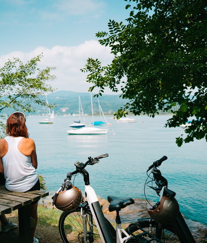Zwei Fragen machen Pause vom E-Biken am Wörthersee | © Martin Hofmann / Wörthersee Tourismus GmbH