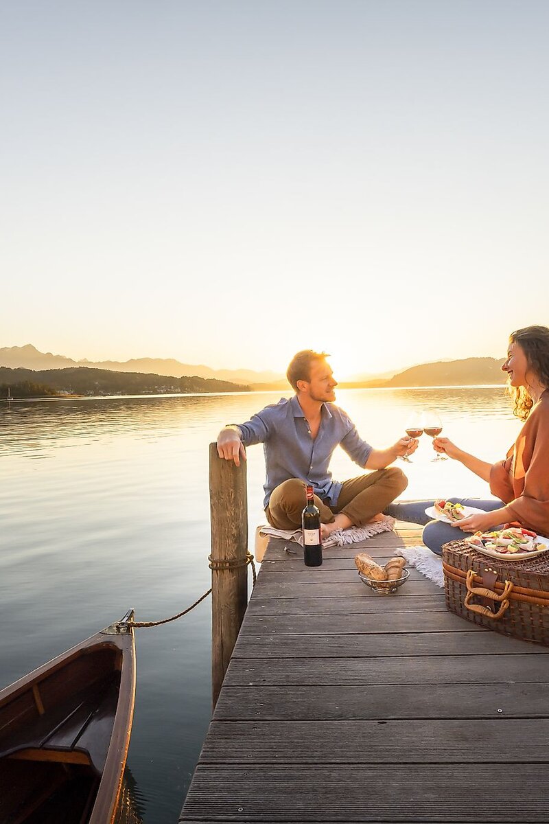 Paar macht ein Picknick am Steg im Herbst am Wörthersee | © Franz Gerdl/ Kärnten Werbung