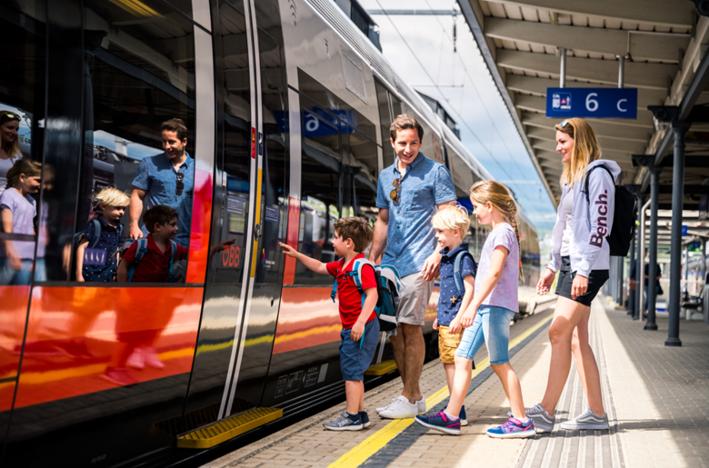 Familie fährt mit der S-Bahn | © Michael Stabentheiner / Kärnten Werbung
