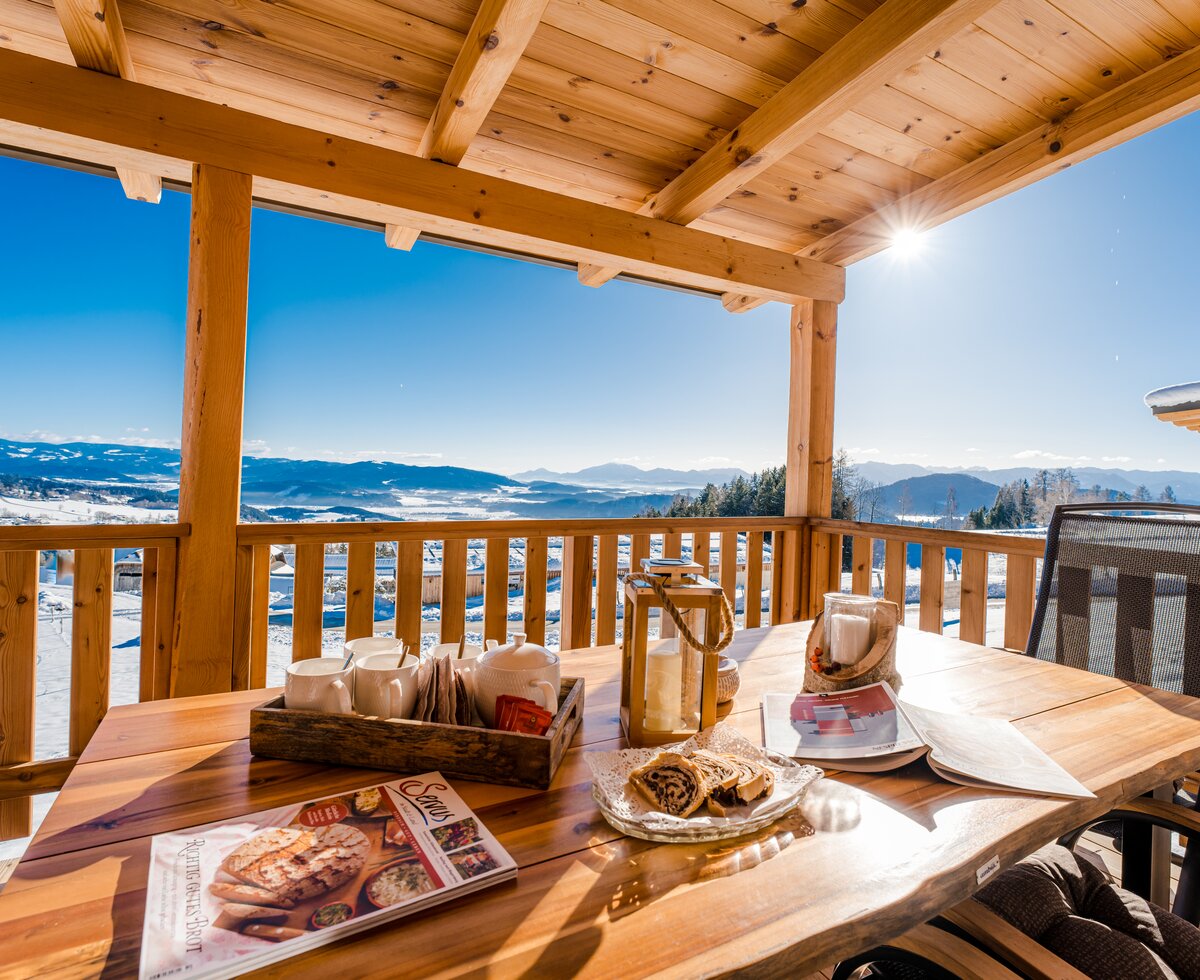 Frühstück auf der Terrasse | © Urlaub am Bauernhof Kärnten / Michael Stabentheiner Frühstückstisch auf der Terrasse mit tollem Ausblick | © Urlaub am Bauernhof Kärnten / Michael Stabentheiner