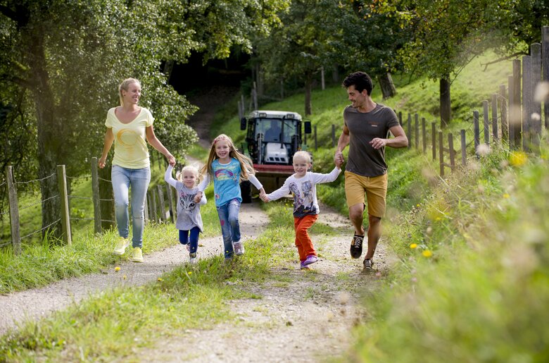 Familie läuft Hand in Hand am Weg | © Urlaub am Bauernhof Niederösterreich / Karin Lohberger