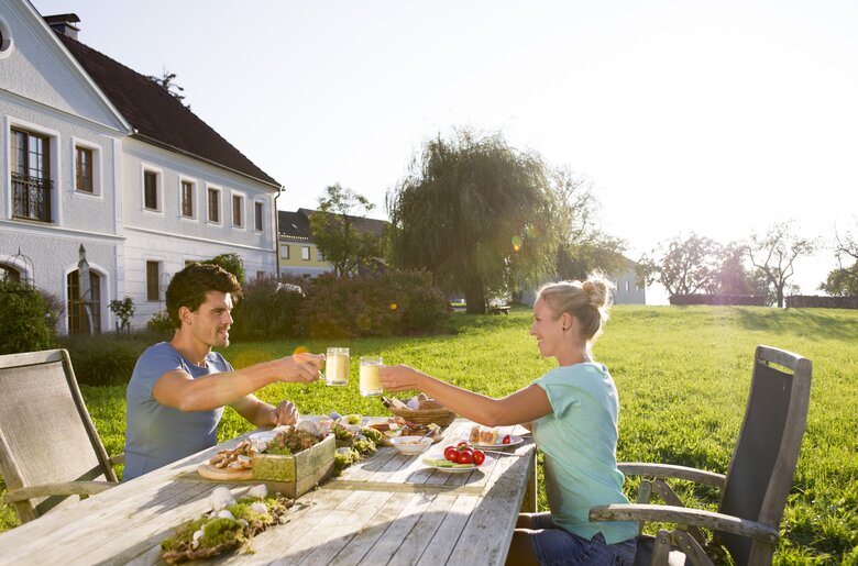 Paar bei der Jause im Freien | © Urlaub am Bauernhof Niederösterreich / Karin Lohberger