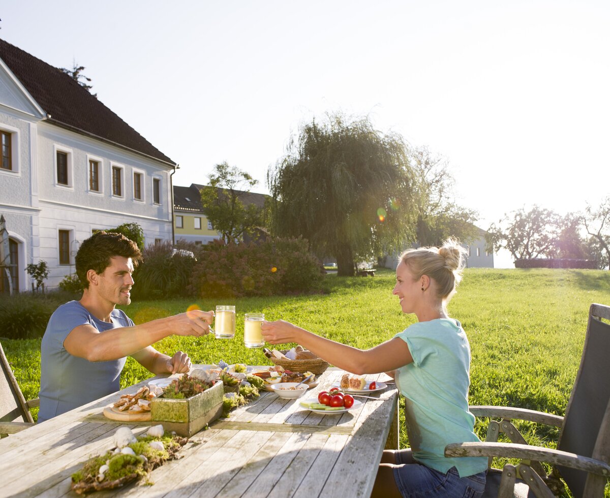 Couple having a snack outdoors | © Urlaub am Bauernhof Niederösterreich / Karin Lohberger Couple having a snack outdoors | © Urlaub am Bauernhof Niederösterreich / Karin Lohberger
