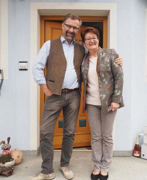 Familie Krappel vor dem Haus | © Privat zu Gast in Niederösterreich / Elena Paschinger / www.creativelena.com 