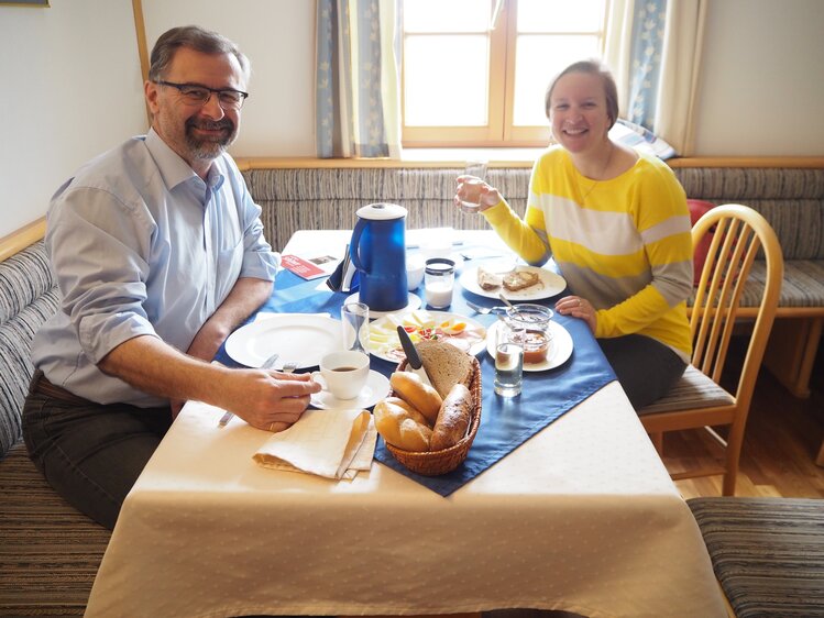 Gemeinsam beim Frühstückstisch | © Privat zu Gast in Niederösterreich / Elena Paschinger / www.creativelena.com 