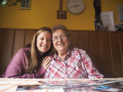 Elena und Oma Rienesl | © Privat zu Gast in Niederösterreich / Elena Paschinger / www.creativelena.com Elena und Oma Rienesl | © Privat zu Gast in Niederösterreich / Elena Paschinger / www.creativelena.com