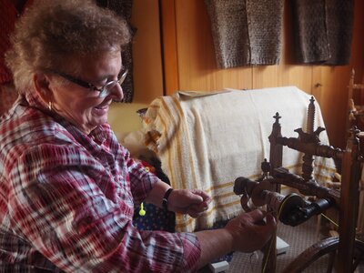 Oma Rienesl beim Wolle Spinnen | © Privat zu Gast in Niederösterreich / Elena Paschinger / www.creativelena.com Oma Rienesl beim Wolle Spinnen | © Privat zu Gast in Niederösterreich / Elena Paschinger / www.creativelena.com