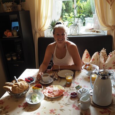 Elena beim Frühstück - Haus Zehetner | © Privat zu Gast in Niederösterreich / Elena Paschinger / www.creativelena.com 