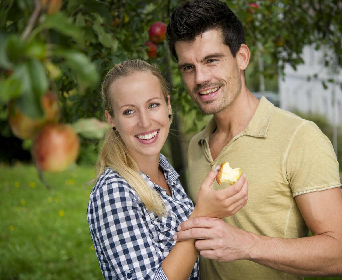 Couple stands by the apple tree | © Urlaub am Bauernhof Niederösterreich / Karin Lohberger Couple stands by the apple tree | © Urlaub am Bauernhof Niederösterreich / Karin Lohberger