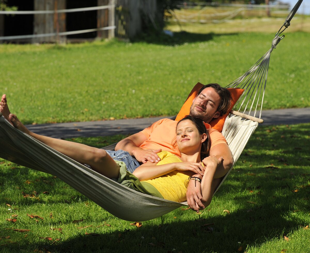Couple lies in hammock | © Urlaub am Bauernhof Niederösterreich / Ralph Fischbacher Couple lies in hammock | © Urlaub am Bauernhof Niederösterreich / Ralph Fischbacher