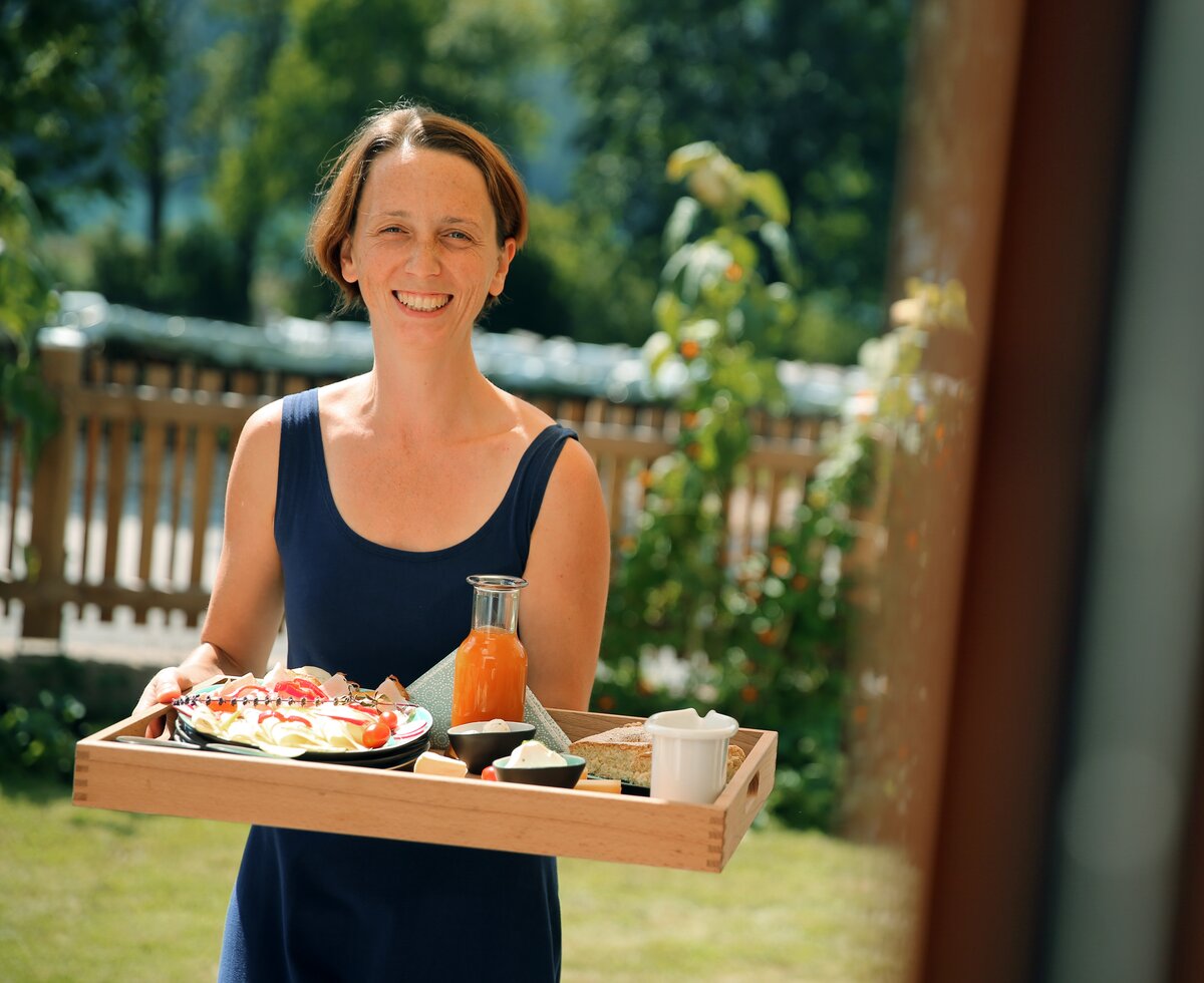 Vermieterin bringt das Frühstück | © Privat zu Gast in Niederösterreich / weinfranz.at