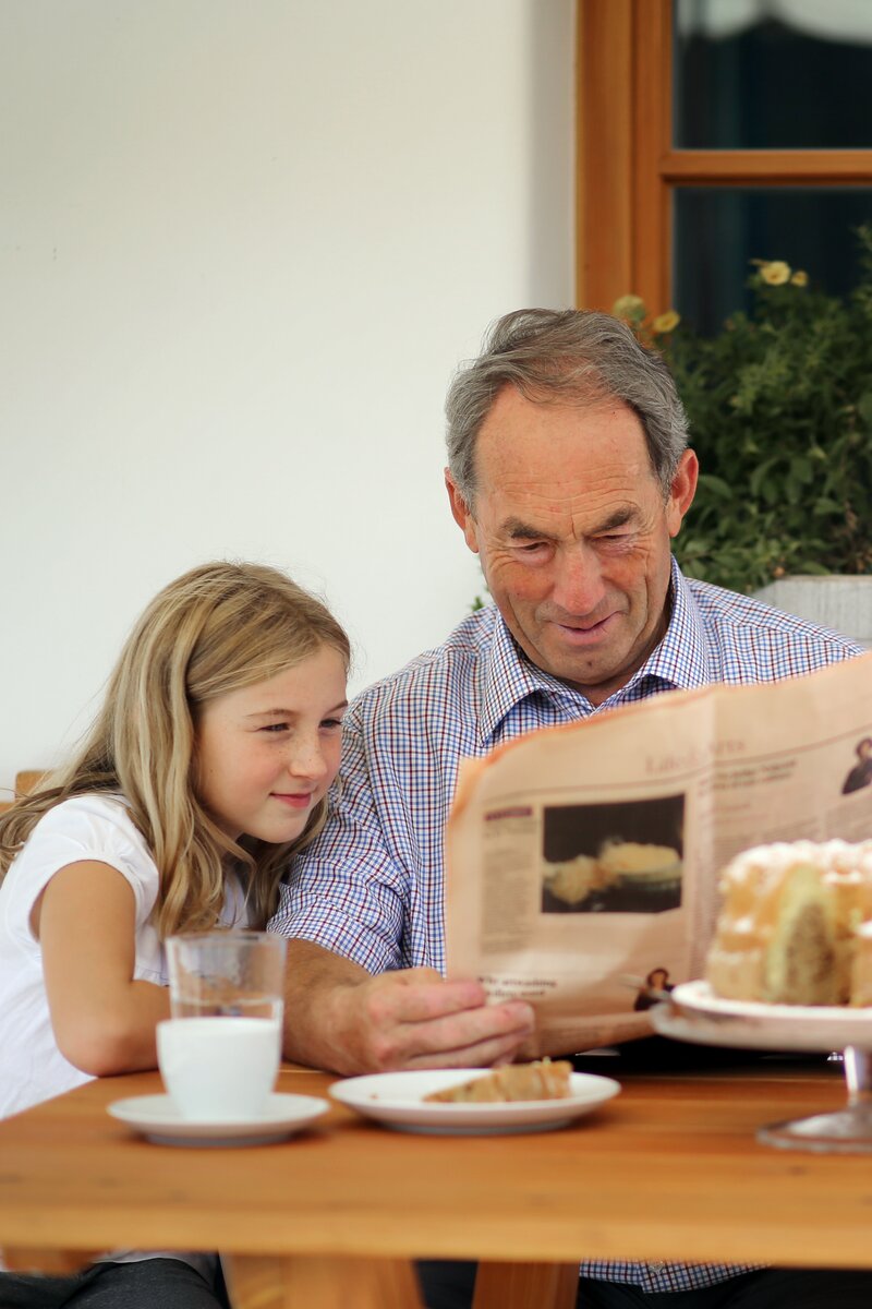 Kinder lesen mit Opa eine Zeitung | © Privat zu Gast in Niederösterreich / weinfranz.at