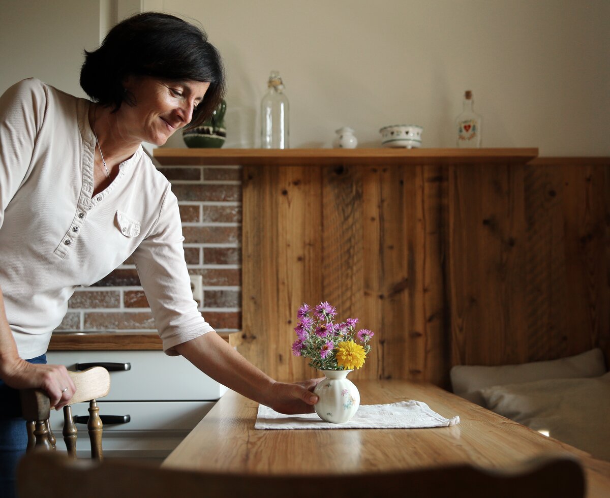 Blumen am Tisch stellen | © Privat zu Gast in Niederösterreich / weinfranz.at Blumen am Tisch stellen | © Privat zu Gast in Niederösterreich / weinfranz.at