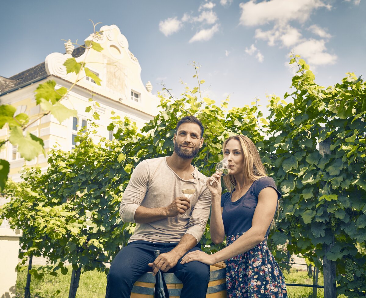 Paar trinkt Wein | © Donau Niederösterreich / Andreas Hofer Paar trinkt Wein beim Kellerschlössel Wachau | © Donau Niederösterreich / Andreas Hofer
