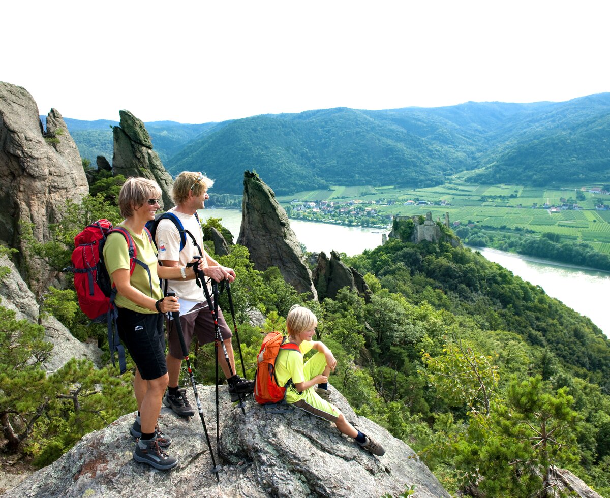 People hiking on the world heritage trail | © Niederösterreich Werbung / Robert Herbst People hiking on the world heritage trail in the Wachau region | © Niederösterreich Werbung / Robert Herbst