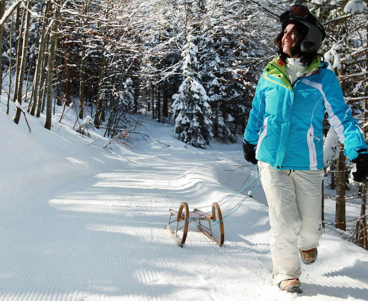 Frau geht mit Rodel in der Winterlandschaft | © Mostviertel Tourismus / weinfranz.at