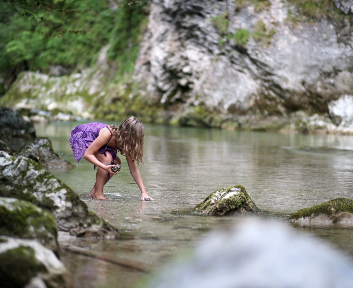 Child playing in river | © Mostviertel Tourismus / weinfranz.at Child playing in the river in Ötscher Tormäuer Nature Park | © Mostviertel Tourismus / weinfranz.at