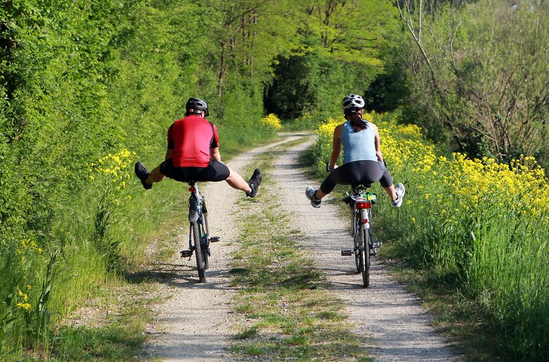 Zwei Radfahrer entlang des Traisentalradwegs | © Mostviertel Tourismus / weinfranz.at