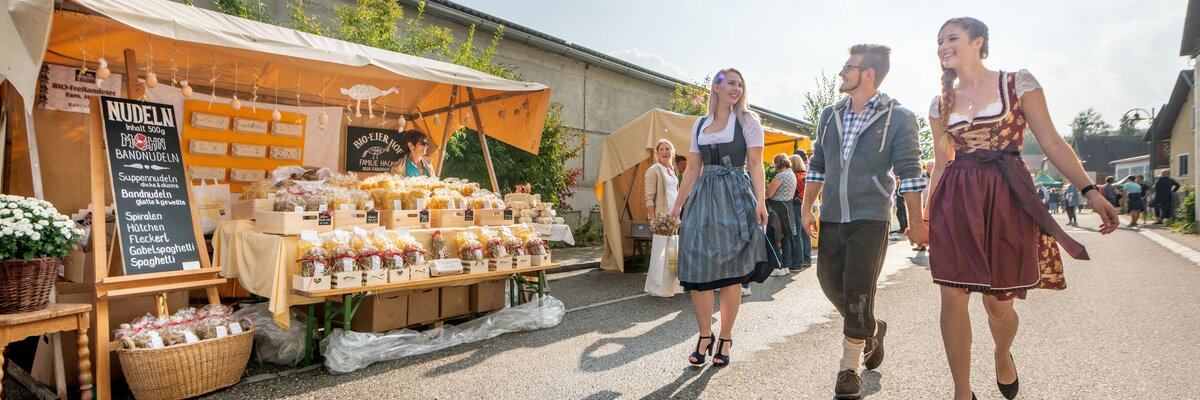 Paar geht durch Kirtag | © Waldviertel Tourismus / Studio Kerschbaum
