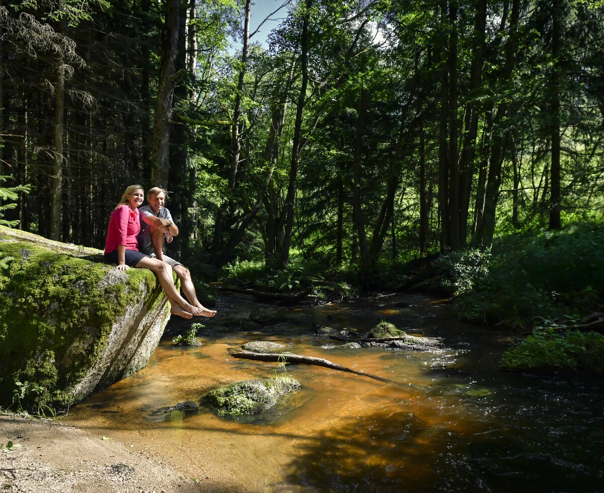 Paar sitzt auf Stein bei einem Flussbett im Waldviertel | © Waldviertel Tourismus / Robert Herbst Paar sitzt auf Stein bei einem Flussbett im Waldviertel | © Waldviertel Tourismus / Robert Herbst