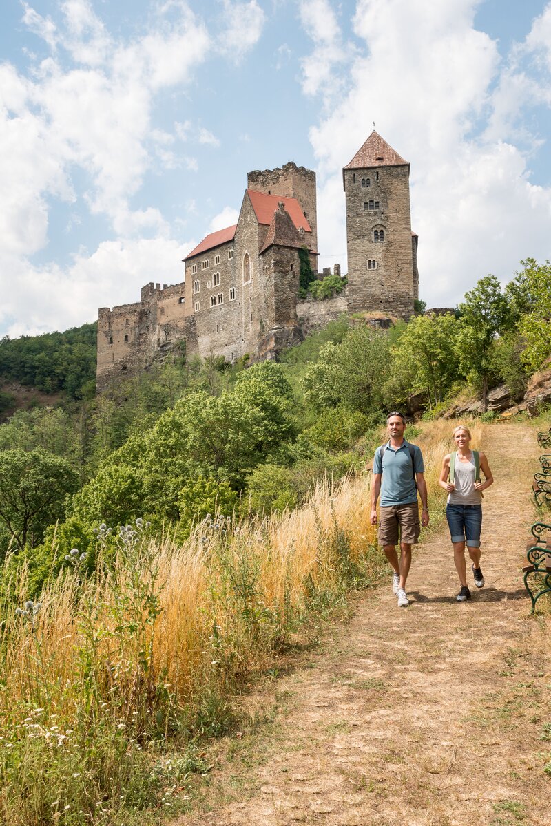 Paar wandert vor der Burg Hardegg im Waldviertel | © Waldviertel Tourismus / www.ishootpeople.at
