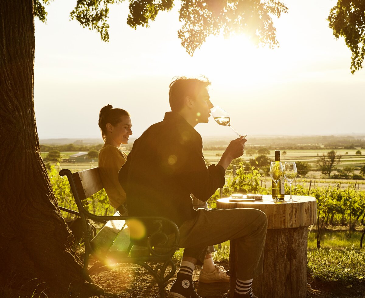 Paar trinkt Wein - in die Grean gehen | © Weinviertel Tourismus - Michael Liebert Paar trinkt Wein - in die Grean gehen | © Weinviertel Tourismus - Michael Liebert