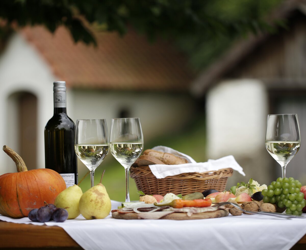 herbstliche weinviertler Jause | © Weinviertel Tourismus / Christine Wurnig herbstliche weinviertler Jause mit Wein, Brot, Speck, Käse | © Weinviertel Tourismus / Christine Wurnig