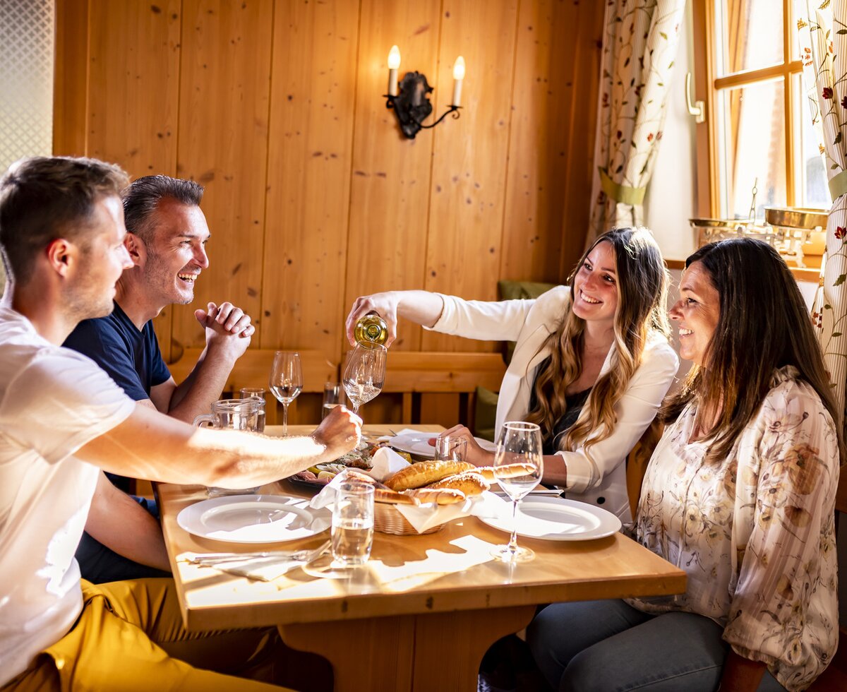Leute beim Heurigen im Weinviertel | © Weinviertel Tourismus / Herbst Vier Leute sitzen beim Tisch beim Heurigen im Weinviertel | © Weinviertel Tourismus / Herbst