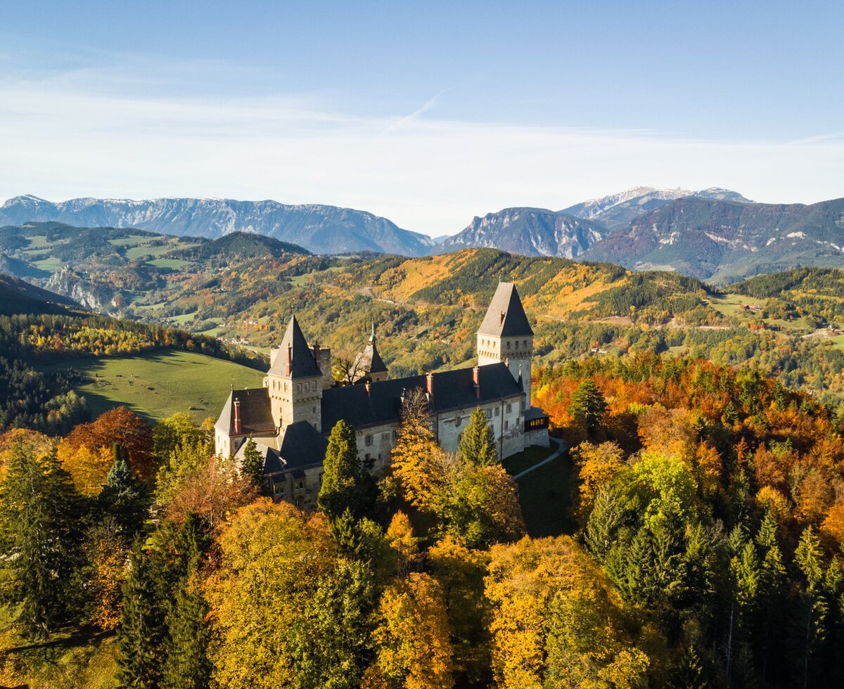 Herbstlandschaft Semmering | © Wiener Alpen / Martin Fülöp Herbstlandschaft mit Blick auf Burg | © Wiener Alpen / Martin Fülöp