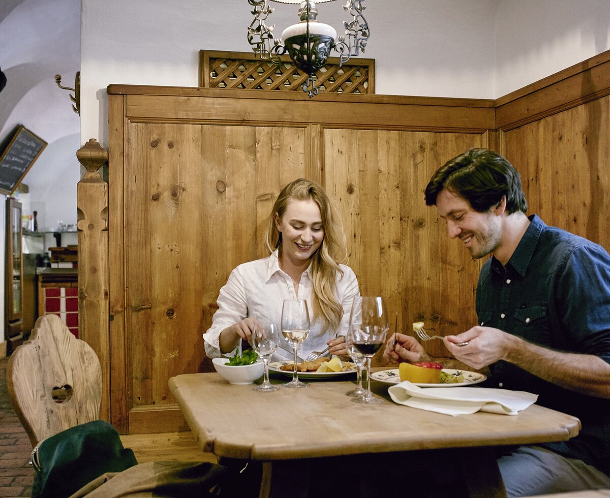 Wirtshaus Xaver - Leute essen beim Tisch | © Wiener Alpen / Florian Lierzer Wirtshaus Xaver - Leute essen beim Tisch | © Wiener Alpen / Florian Lierzer