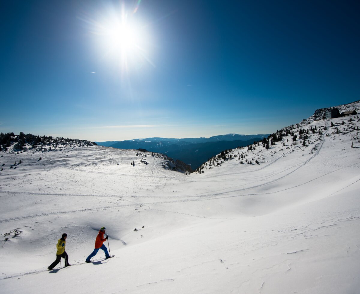 Skitouren gehen auf der Rax in den Wiener Alpen | © Wiener Alpen / Claudia Ziegler zwei Leute machen eine Skitour auf der Rax bei herrlichen Sonnenschein | © Wiener Alpen / Claudia Ziegler